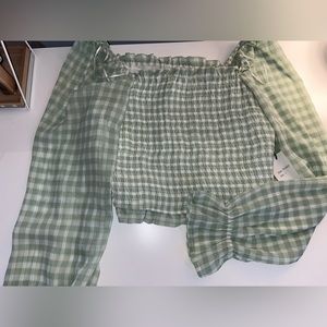 Size large green and white blouse 💚